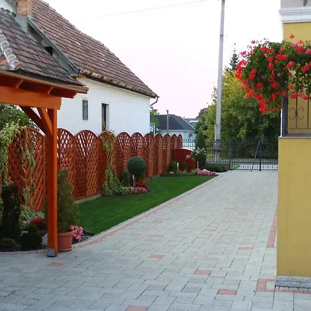 Lola Vendeghaz Апартаменты